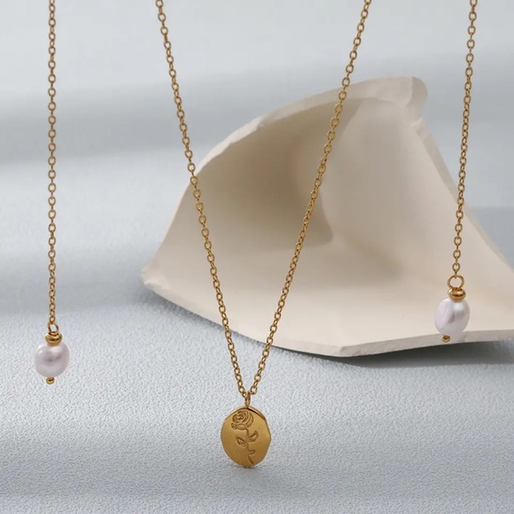 ROSE PEARL  ♡  Gold 18k plated Stainless Steel Necklace - Picture 7 of 9